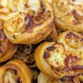 Ventagli Salati di Sfoglia con Cipolle Caramellate, Speck & Formaggio