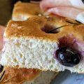 Focaccia uva panna speck